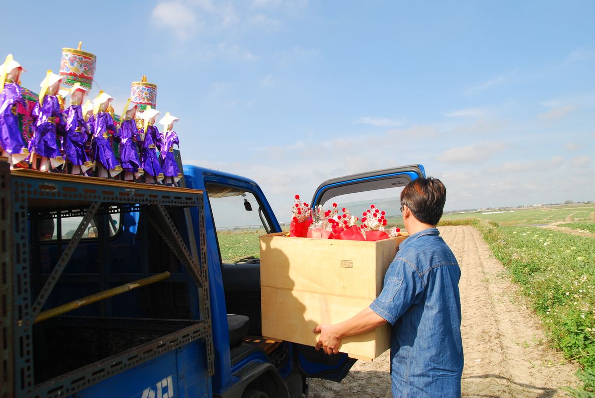 Equipo cargando una mudanza